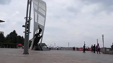 鸭绿江广场上行走的人升格视频的预览图